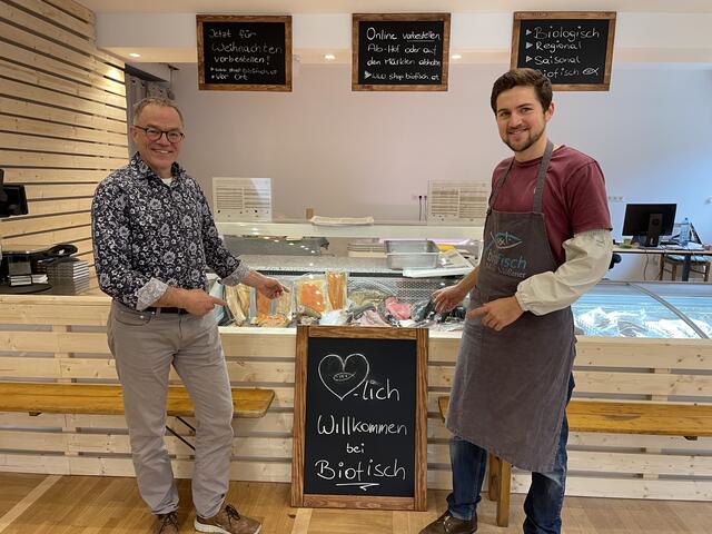 Marc Mößmer und Shopleiter Maximilian Haider haben vor Kurzem in der Hetzendorfer Straße "Biofisch" eröffnet.