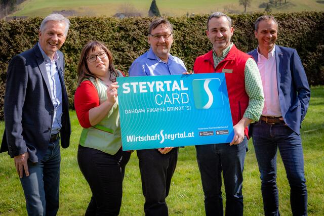 Die Card, die auch als APP funktioniert! v.l.n.r.  Obmann Karl Schwarz (Musikhaus Schwarz, Molln),  Gertrud Grader (Nah-&amp;Frisch Steinbach/St.), Andreas Bachinger (Fa. Bonissimo, Mitglied und Entwickler der APP), Robert Rußmann (Nah&amp;Frisch Pranzl Rußmann Molln), Sigi Pramhas (WKO Kirchdorf) | Foto: WKO Kirchdorf