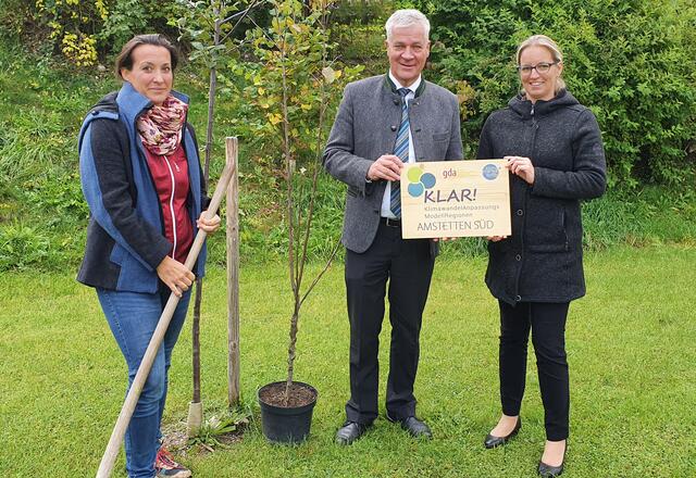 LAbg. Bgm. Anton Kasser (GDA Obmann), Bgm. Manuela Zebenholzer (GDA Obmann-Stellvertreterin) und Christina Forsthuber (Obfrau Naturpark NÖ Eisenwurzen) setzen Anpassungsprojekte in der Region um.
 | Foto: GDA