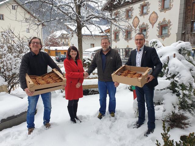 Verbandsobmann Peter Gleinser, Pflegeleiter Robert Penz und Heimleiter Ivo Habertitz bedankten sich herzlich und nahmen die Köstlichkeit mit großer Freude entgegen! | Foto: privat