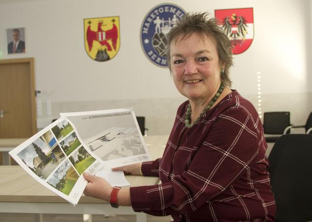 Bgm. Renate Habetler hat das Projekt Altenwohn- und Pflegeheim in Redlschlag bei der letzten Gemeinderatssitzung mit der Kaufvertragsunterzeichnung auf Schiene gebracht.