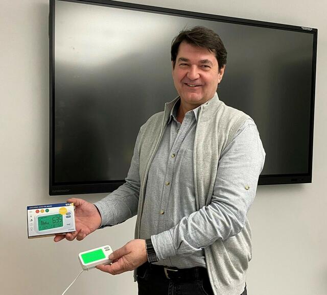 Der Absamer Bgm. Manfred Schafferer präsentiert die neuen CO2-Messgeräte für die Schulen. | Foto: Privat