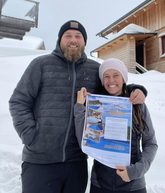 Patrick Nemec und Brigitte Wieselthaler zeigen, was ein Spitals-Mitarbeiter gewinnen wird. | Foto: privat