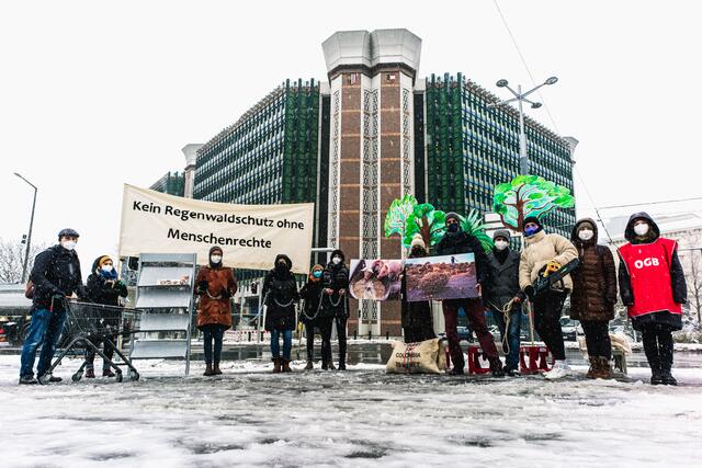 Vor dem Klimaschutzministerium wurde demonstriert. | Foto: Christopher Glanzl