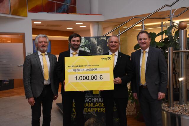 Das Geld für Menschen in Not übergaben die beiden Vorstandsdirektoren Ewald Richter (2.v.r.) und Günter Penthor (re.) an Erwin Jandrisevits (li.) und Betriebsratsobmann Manuel Radakovits. | Foto: Bianca Stubits