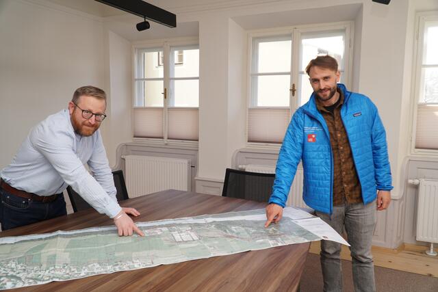Bauamtsleiter Erich Schlichther (li) und Wasserbauchef Florian Keller stellten den BezirksBlättern das Projekt vor. | Foto: Reichel