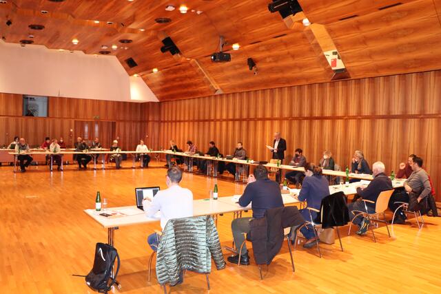 Der Voranschlag 2022 wurde mit 15 Stimmen der ÖVP, FPÖ und Grünen mehrheitlich beschlossen. Die vier SPÖ-Mandatare stimmten dagegen. | Foto: Othmar Kolp