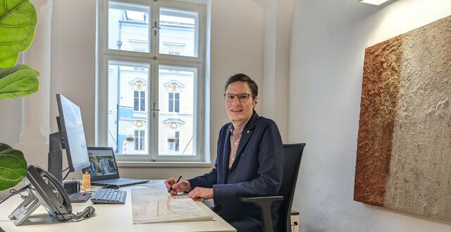 Mit Blick auf den Stadtplatz: Der neue Mobilitätsstadtrat Stefan Ganzert an seinem Schreibtisch im Welser Rathaus. | Foto: Ganzert