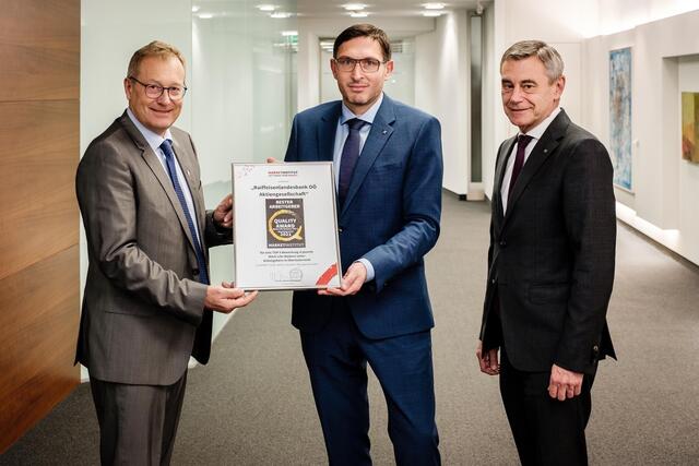 MARKET-Institutsvorstand Werner Beutelmeyer übergab den Qualitiy Award an RLB OÖ-Personalchef Wolfgang Spitzenberger und Generaldirektor Heinrich Schaller  | Foto: RLB OÖ
