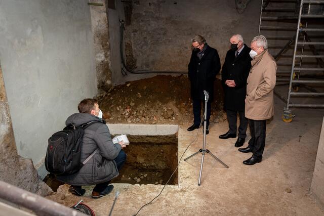Gespannte Blicke: Christopher Drexler, Hermann Schützenhöfer und Anton Lang mit Ausgbrabungsleiter Marko Mele vor dem 3.000 Jahre alten Grab. | Foto: Land Steiermark/Streibl