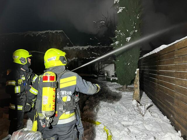 Dank der Feuerwehr konnte ein Übergreifen der Flammen auf andere Gebäude verhindert werden. | Foto: FF MA