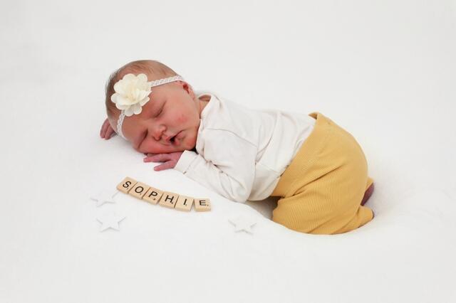 Sophie
Geburt: 27. November
51 cm, 3.720 g
Jessica Habsudova und Lukas Zöhrer aus Weitendorf | Foto: Baby Smile
