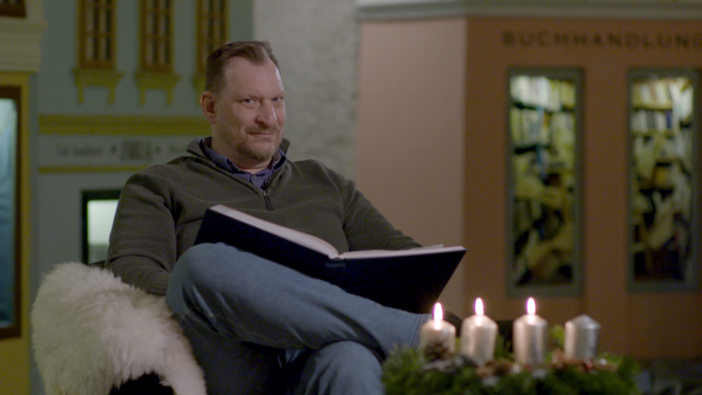 Thomas Strobl und seine Lese-Kollegin Doris verzaubern mit weihnachtlichen Gedichten und Geschichten.  | Foto: Education Group