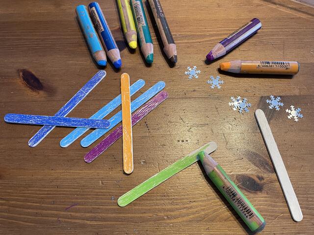 Eisstäbchen beliebig bunt anmalen | Foto: Desiree Tinhof