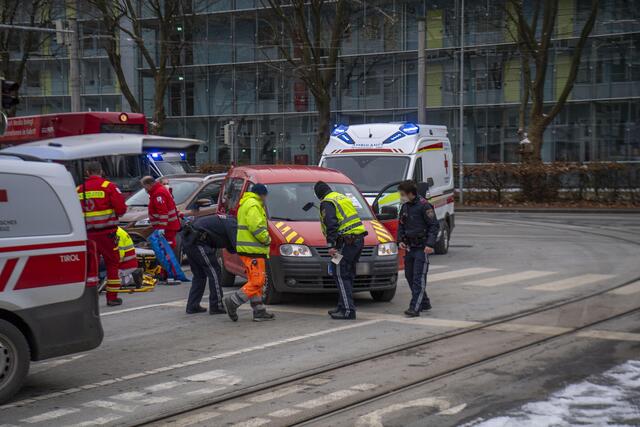 12-jähriger wurde auf dem Schutzweg vom Pkw erfasst.  | Foto: zeitungsfoto.at
