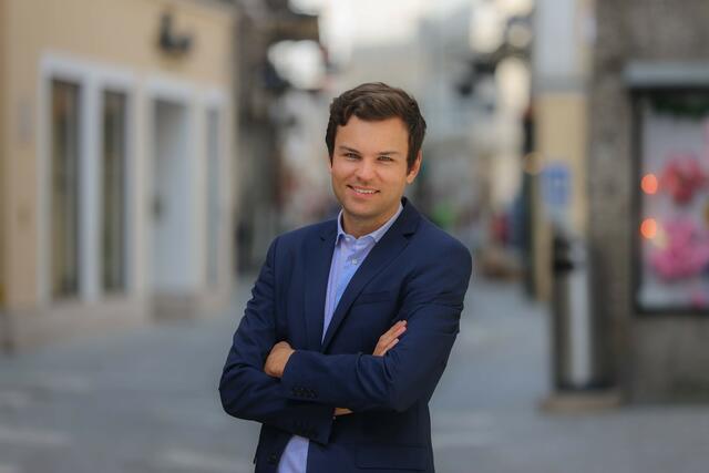Der Neos-Gemeinderat Lukas Rößlhuber will eine breite Diskussion zu innovativen Stadtentwicklungsprojekten starten.  | Foto: Neos/Mike Vogl 