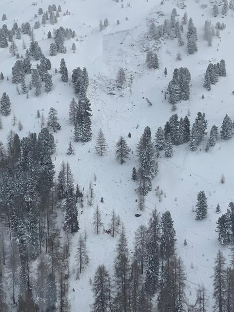 Das rund 70 bis 80 Meter breite Schneebrett erfasste die sechs einheimischen Jugendlichen.