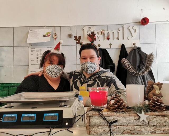 Petra (links) mit der ehrenamtlichen Helferin Conny. | Foto: Sozialshop
