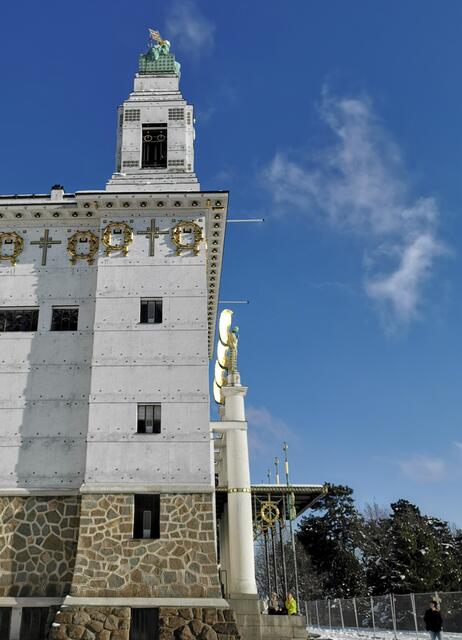 Hier oben ist die Statue des Hl. Leopolds zu sehen