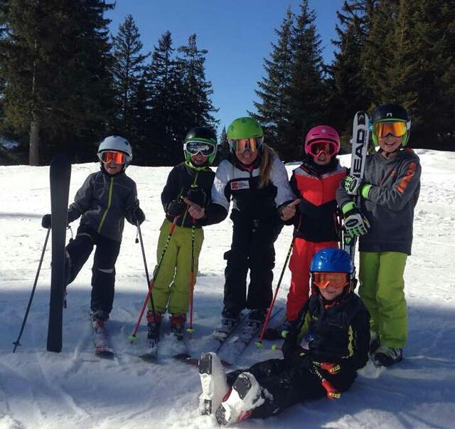 Gabi Pilz mit einer Skikurs-Gruppe | Foto: Skischule Postalm