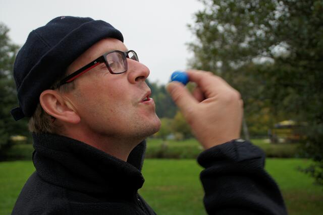Wenn der Petringer Andreas Priesner von Petanque schwärmt, beginnen seine Augen zu leuchten.  | Foto: Helmut Eder