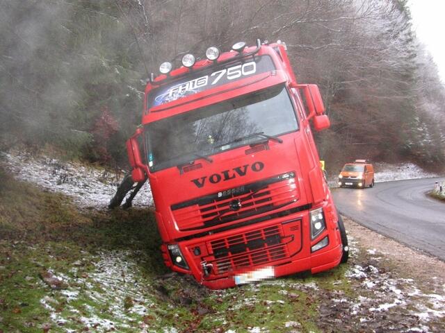 Ein Sattelzug kam auf Grund eines gezwungenen Manövers auf das aufgeweichte Bankett und blieb stecken und konnte sich nicht mehr aus eigener Kraft befreien. | Foto: FF Pernitz