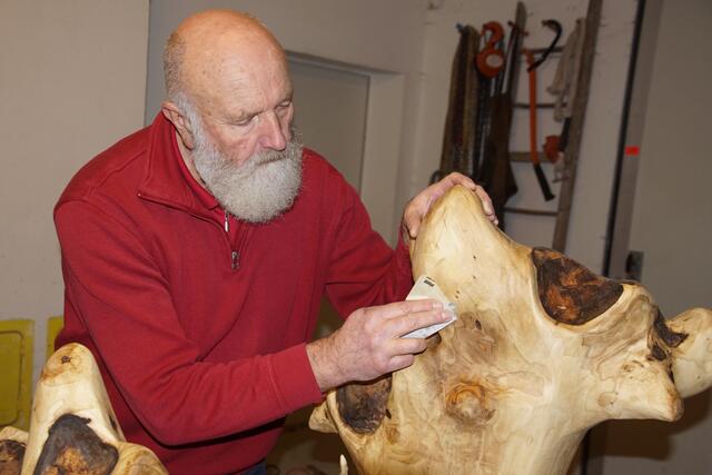 Der Ahorner Künstler Hermann Eckerstorfer (69) hat sich dem Holz verschrieben. | Foto: Helmut Eder