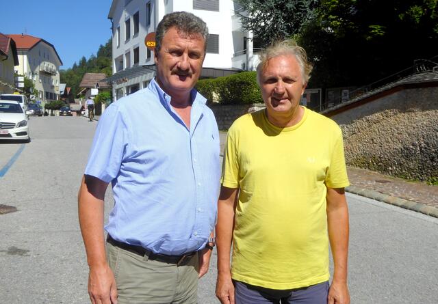 Bgm. Rudolf Puecher (li.) steht hier mit Conny Margreiter am Herrnhausplatz, dahinter die Marktstraße, wo die Begegnungszone umgesetzt werden soll. | Foto: Florian Haun/BB Archiv