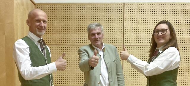Von links: Christian Leitner, Bgm. Stefan Weißenböck und Kathrin Preinfalk. | Foto: MV Grünbach