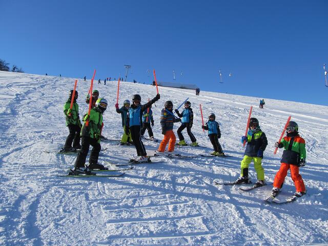 Den meisten Kindern fällt es leichter, in der Gruppe Skifahren zu lernen.  | Foto: Reinhold Bogner