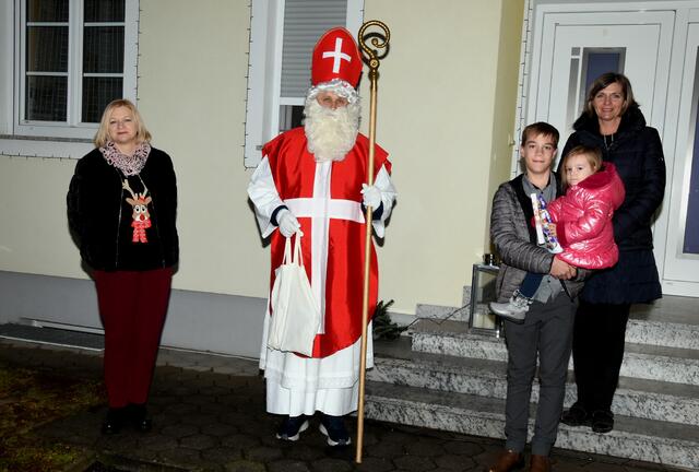 In die Häuser kam Bürgermeister Andreas Grandits persönlich als Nikolaus, um die  Kinder mit Geschenken für ihre Kreativität zu belohnen. | Foto: Gemeinde Stinatz