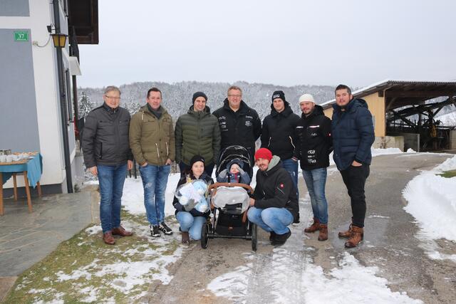 Bgm. Josef Waltl (l.), die Vorstandsmitglieder des USV Wies und der Wieser Burgstall Teufel haben die heurige Nikolaus-Aktion mit Hausbesuchen dem kleinen Matthias gewidmet. | Foto: KK