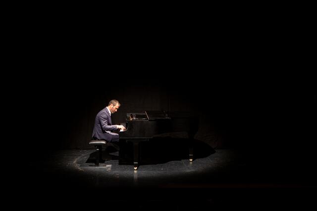 Das Klavier ist  seit Kindertagen ein treuer Begleiter von Gasselsberger. Im Alter von 15 Jahren startete die Karriere als Jazzpianist.  | Foto: Bernhard Brunmair