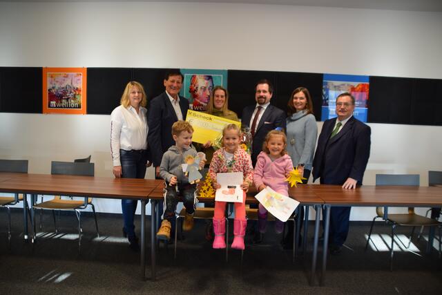 Die Marzer Unternehmer Silvia und Werner Trenker von Med Trust überreichen eine großzügige Spende für die Kinder in Marz. | Foto: Marz