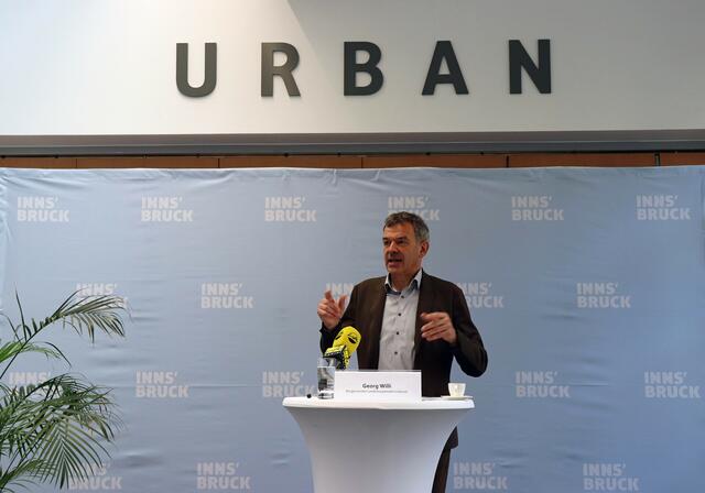 Bgm. Georg Willi informiert über den aktuelle Stand: das Budget der Stadt Innsbruck liegt derzeit auf Eis.  | Foto: IKM