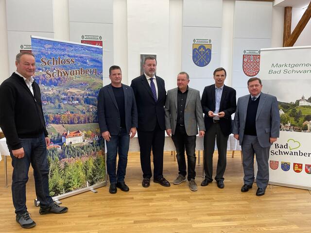 Der Vorstand und Vertreter des Gemeinderates in Bad Schwanberg freuen sich über die nachhaltige Lösung für das Schloss Schwanberg. | Foto: Susanne Veronik