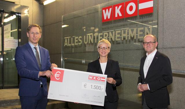 BezirksRundSchau-Chefredakteur Thomas Winkler, WKOÖ-Präsidentin Doris Hummer und WKOÖ-Direktor Gerald Silberhumer (v. l.). | Foto: BRS