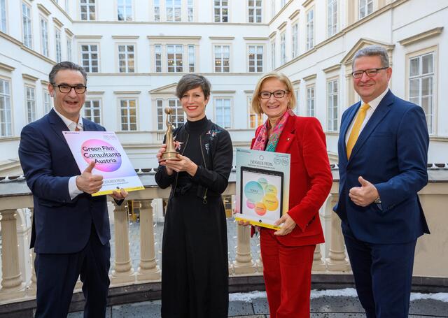 Die Filmservicestelle LAFC erhielt den „Europäischen Preis für Nachhaltigkeit im Kulturmarkt“ (von links): Hans-Conrad Walter (Europäischer Kulturmarken Award), Dietlind Rott (LAFC), Landeshauptfrau Johanna Mikl-Leitner und Hermann Dikowitsch (Leiter der Abteilung Kunst und Kultur Niederösterreich).
  | Foto: NLK Burchhart