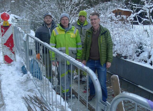 Sektionsleiter Christian Amberger (rechts), Polier Johann Fuxsteiner (zweiter von links) und die Arbeitspartie. | Foto: WLV