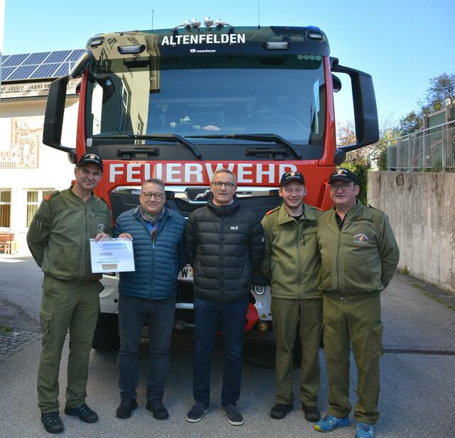 Spendenübergabe der Union an die FF Altenfelden durch (v. l.): Markus Stieger, Friedrich Neißl, Hubert Bruckmüller, Jakob Bröderbauer und Andreas Pieslinger . | Foto: FF Altenfelden/Mörzinger