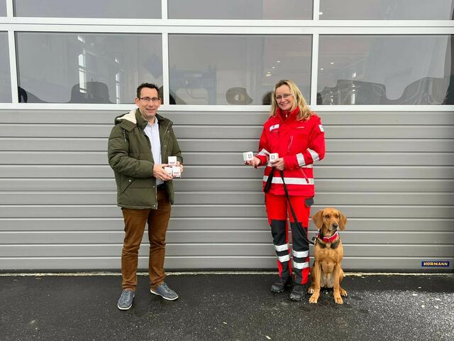 Alexander Leidorf, Staffelleiterin Christina Duscher und Suchhündin Wilma bei der Übergabe (v. l.).
 | Foto: Rotes Kreuz
