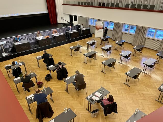 Die Hälfte blieb leer: Verwaiste Sitzungsplätze bei der Verbandsversammlung des SHV Bruck-Mürzzuschlag im Brucker Stadtsaal. | Foto: Hackl