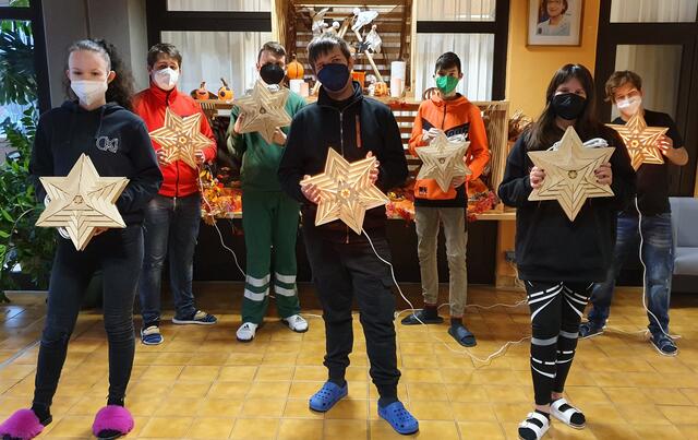 Schüler/innen der SWT präsentieren stolz ihr klassenübergreifendes Projekt | Foto: SWT Mödling