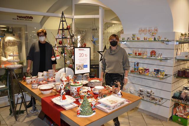 Christina Kulterer (rechts) vom Mode- und Geschenkehaus Offner | Foto: MeinBezirk.at