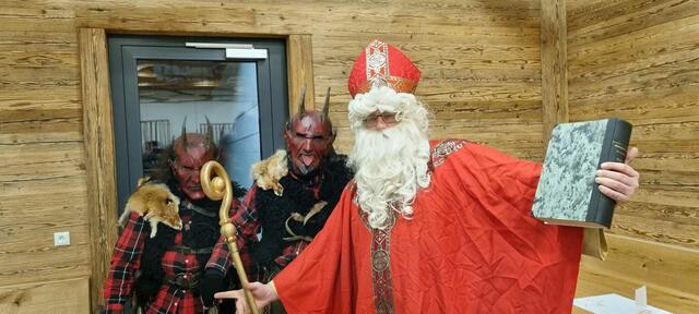 Sehr lässig: Nikolaus mit Krampus-Duo | Foto: KK