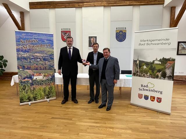 Schlossverkauf als Weihnachtsgeschenk für die ganze Region: "Immovate"-Eigentümer Martin Kurschel, Bgm. Karlheinz Schuster und Volksanwalt Werner Amon. | Foto: Susanne Veronik