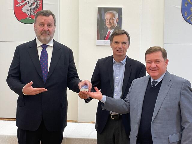 Freude über den erfolgreichen Verkauf von Schloss Schwanberg: "Immovate"-Eigentümer Martin Kurschel, Bgm. Karlheinz Schuster und Volksanwalt Werner Amon. | Foto: Susanne Veronik