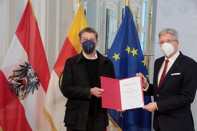 Landeshauptmann Peter Kaiser  verleiht Alexander Hagner von der Fachhochschule Kärnten den Kärntner Menschenrechtspreis.  | Foto: LPD Kärnten/Wajand