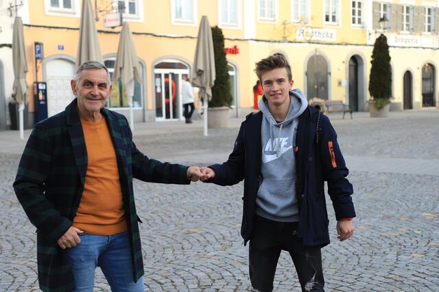 Bürgermeister Günter Streicher mit dem neuen Jugendbeauftragten Noah Reidinger. | Foto: Stadtgemeinde Schärding