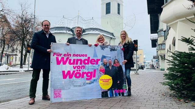 NEOS-Landessprecher Dominik Oberhofer, Spitzenkandidat Christoph Huber, Hannelore Sanoll und Julia Gütter-Huber (v.l.) wollen ein neues Wunder von Wörgl.  | Foto: Maria Schrott